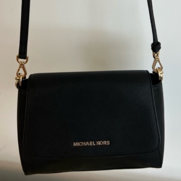 Michael Kors Handbags - > Michael KORS Elegant Black Shoulder Bag